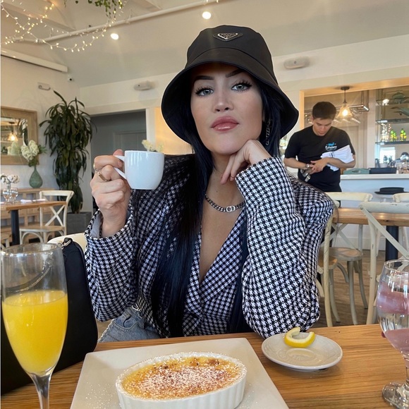 Meet your Posher, Jennifer - Picture 1 of 1